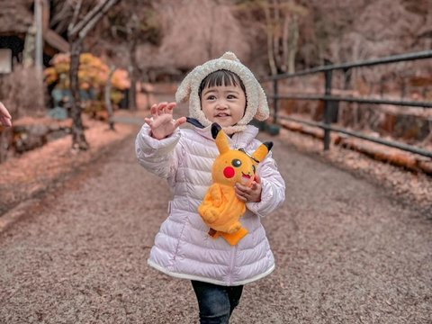 10 Gaya Moana Anak Ria Ricis saat Jalan-jalan di Jepang, Lucu Banget Sambil Bawa Boneka Pikachu