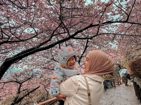 10 Gaya Moana Anak Ria Ricis saat Jalan-jalan di Jepang, Lucu Banget Sambil Bawa Boneka Pikachu