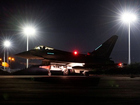 FOTO: Momen Inggris Siapkan Jet Tempur Royal Air Force Typhoon FGR4 Bersenjata Canggih Sebelum Gempur Houthi di Yaman
