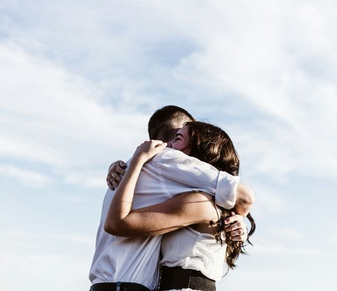 Action of a Man Hugging a Foreign Woman Who is Willing to Fly to Indonesia Makes Netizens Want to Move to Another Country