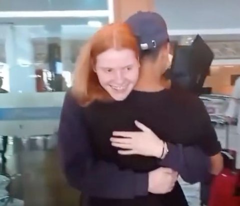 Action of a Man Hugging a Foreign Woman Who is Willing to Fly to Indonesia Makes Netizens Want to Move to Another Country