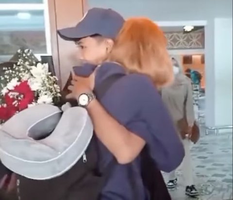 Action of a Man Hugging a Foreign Woman Who is Willing to Fly to Indonesia Makes Netizens Want to Move to Another Country