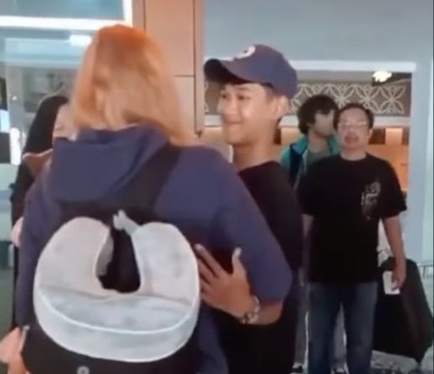 Action of a Man Hugging a Foreign Woman Who is Willing to Fly to Indonesia Makes Netizens Want to Move to Another Country