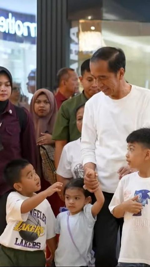 Gaya Presiden Jokowi jadi 'Kakek' yang Mengasuh 4 Cucu Main di Mal