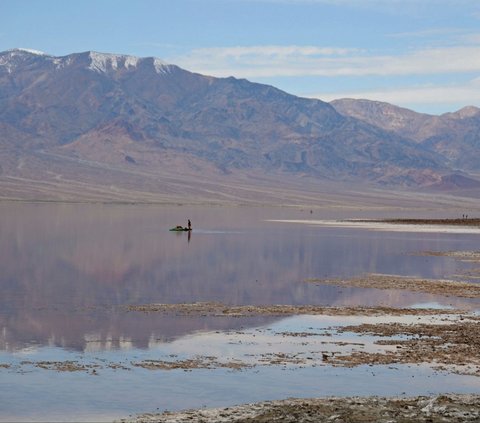 Sebuah danau terbentuk di Death Valley (Lembah Kematian), Amerika Serikat, tujuh bulan setelah dilanda badai yang ekstrem. Foto: REUTERS / Ronda Churchill