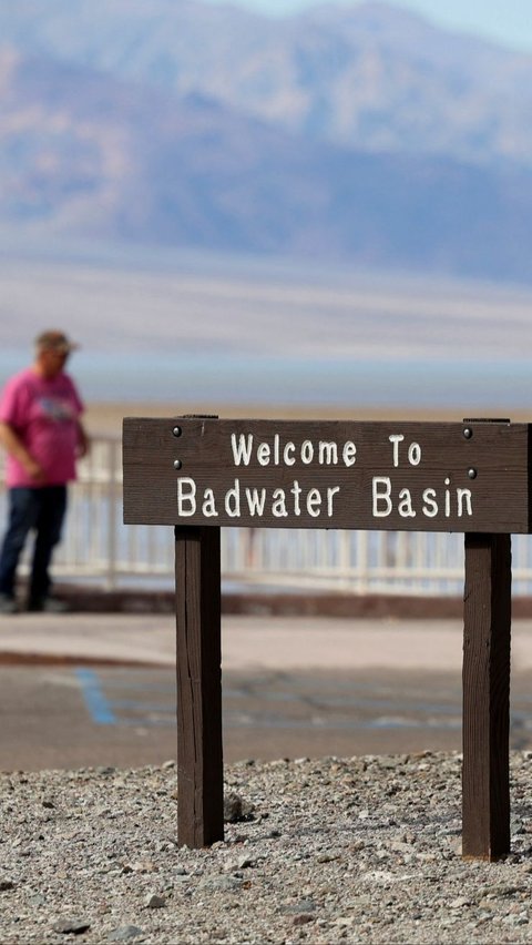 Danau tersebut terbentuk di Badwater Basin, tempat yang biasanya merupakan dataran garam. Foto: REUTERS / Ronda Churchill<br>