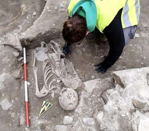 Kasih Ibu Sepanjang Masa, Arkeolog Temukan Jasad Seorang Ibu Sedang Peluk Anaknya Berusia 1.000 Tahun