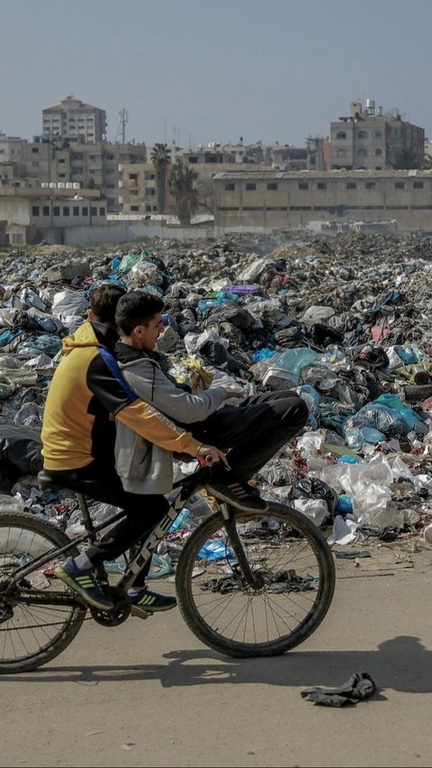 FOTO: Potret Memprihatinkan Kondisi Tumpukan Sampah di Jalur Gaza yang Semakin Menggunung dan Mengancam Kesehatan Para Pengungsi