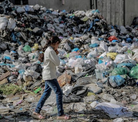 Kondisi Jalur Gaza di Palestina kian memprihatinkan di tengah pemboman dan pengepungan wilayah Palestina yang hingga saat ini masih masif dilancarkan militer zionis Israel. Foto: AFP