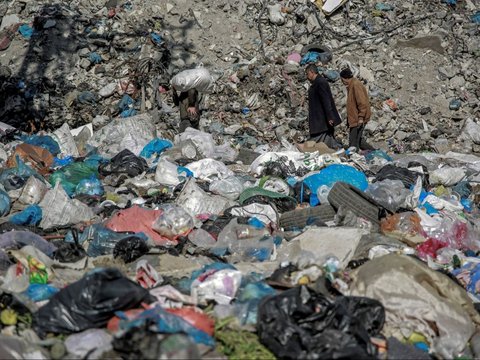 FOTO: Potret Memprihatinkan Kondisi Tumpukan Sampah di Jalur Gaza yang Semakin Menggunung dan Mengancam Kesehatan Para Pengungsi