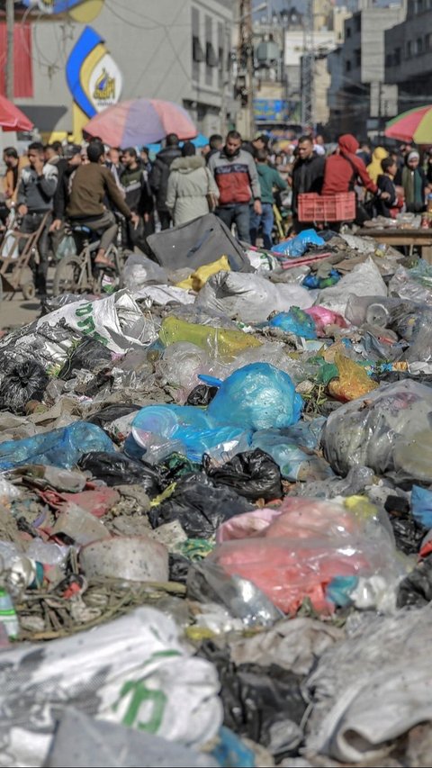 Selain itu, keberadaan sampah yang tidak terkelola dengan baik juga meningkatkan risiko kebakaran dan ledakan, sehingga mengancam keselamatan warga Gaza. Foto: AFP<br>