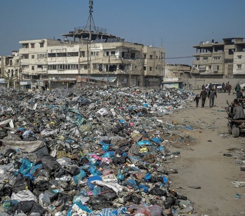 Tanpa listrik, sampah tidak dapat diolah dengan baik, sehingga mengakibatkan penumpukan yang semakin parah. Foto: AFP