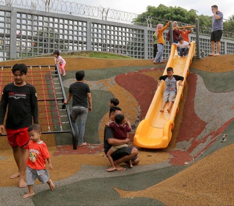 Anak-anak bermain di Taman Sambas Asri, Jakarta, Minggu (25/2/3024). Taman Sambas Asri merupakan salah satu arena bermain yang ramah untuk anak-anak. Foto: liputan6.com / Herman Zakharia<br>