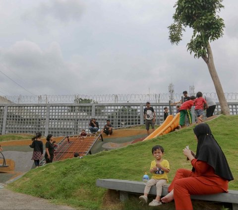 Taman Sambas Asri menjadi salah satu arena bermain yang ramah untuk anak-anak.  Foto: liputan6.com / Herman Zakharia