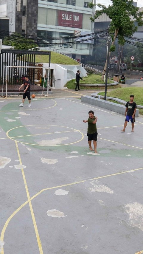Fasilitas di Taman Sambas itu di antaranya seperti lapangan basket, futsal, permainan anak-anak, serta ayunan.  Foto: liputan6.com / Herman Zakharia