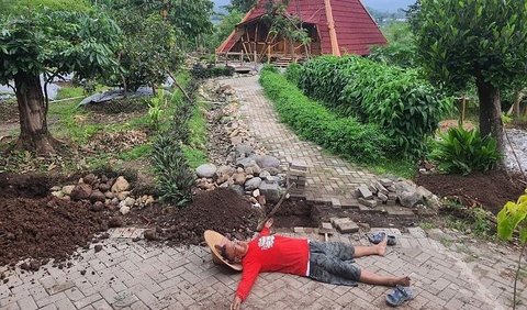 Dahlan Iskan mengunggah foto dirinya tengah beristirahat setelah 'kerja keras' jadi tukang batu dan angkut pasir.
