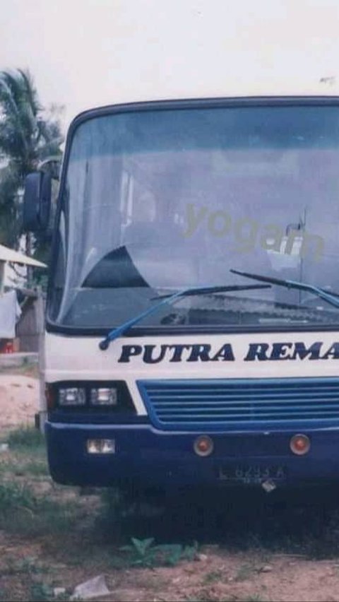 Masyarakat memiliki kenangan yang penuh dengan transportasi andalan di era 90-an, seperti terlihat dalam 10 potret bus lawas