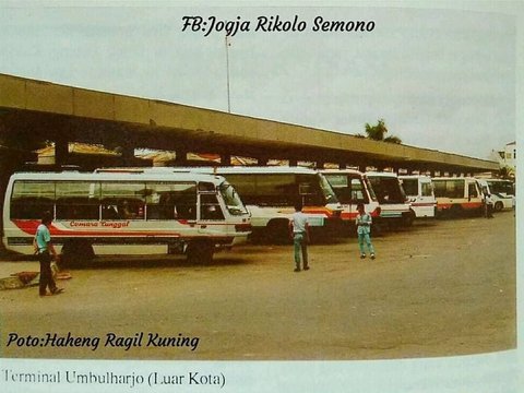Terminal Umbulharjo adalah tempat di mana penumpang naik dan turun dari kendaraan umum