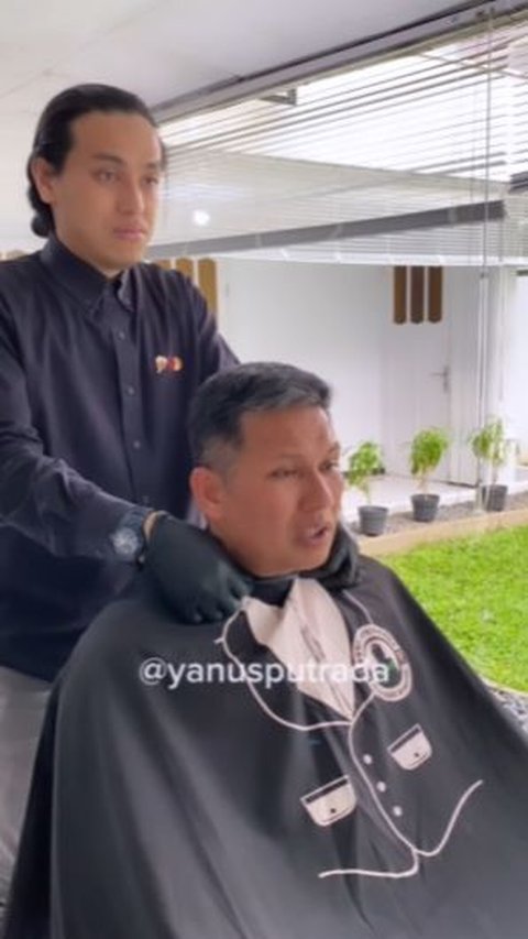 Pangkat di Kerah Baju Dilipat karena Harus Pakai Kain Sarung Cukur, Begini Momen Kombes Budi saat Potong Rambut