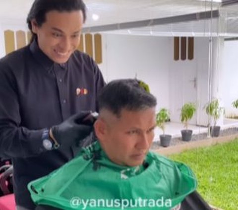 Pangkat di Kerah Baju Dilipat karena Harus Pakai Kain Sarung Cukur, Begini Momen Kombes Budi saat Potong Rambut