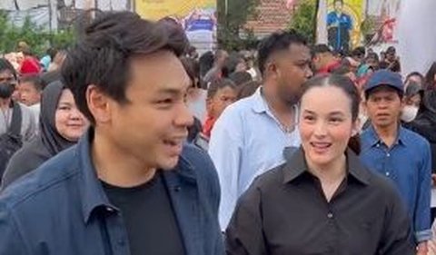 Sempat kaget, Clinton pun hanya tertawa dan membalas jabatan tangan bocah laki-laki yang mengira dirinya adalah Gibran Rakabuming.