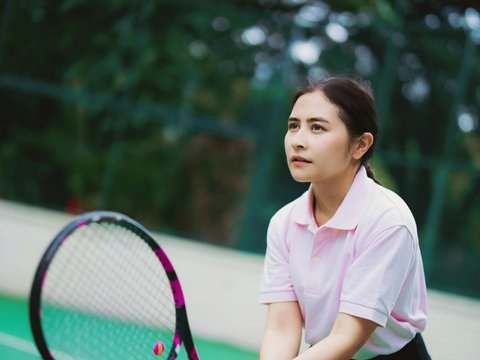 10 Potret Prilly Latuconsina saat Latihan Tenis, Tak Disangka Sosok Pelatihnya Bukan Orang Sembarangan