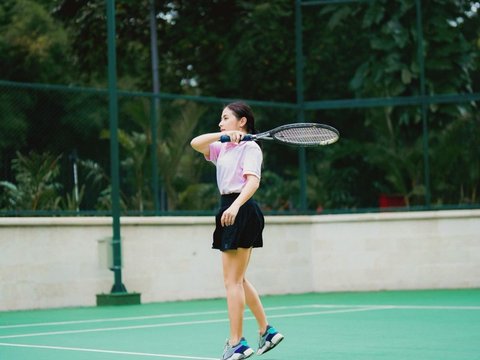 10 Potret Prilly Latuconsina saat Latihan Tenis, Tak Disangka Sosok Pelatihnya Bukan Orang Sembarangan