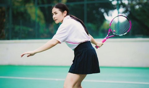 Postingan Prilly juga dikomentari salah satu rekan artis, Luna Maya. Luna Maya mengajak Prilly main Tenis.<br>