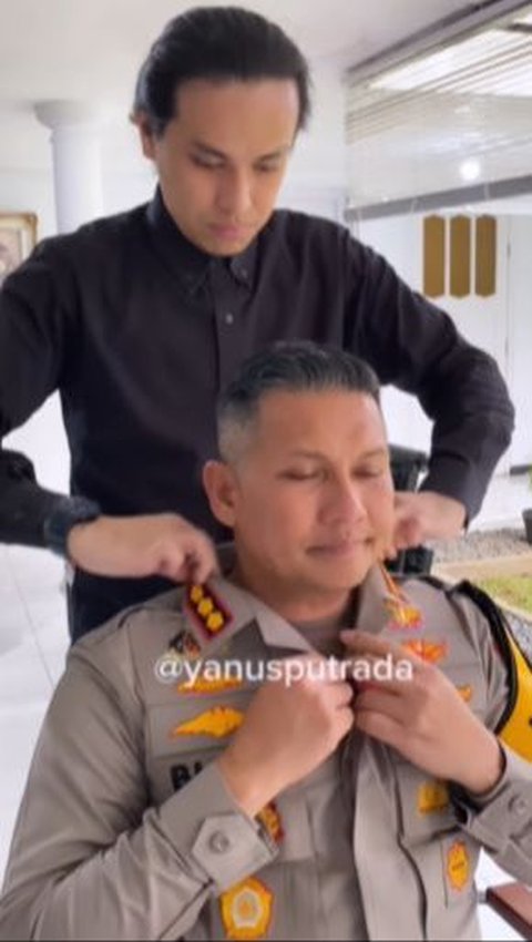 Pangkat di Kerah Baju Dilipat karena Harus Pakai Kain Sarung Cukur, Begini Momen Kombes Budi saat Potong Rambut 