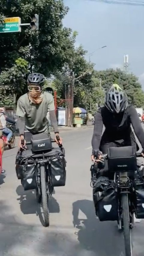 Pasangan Suami Istri Ini Naik Sepeda dari Cimahi ke Makkah, Akasinya Curi Perhatian<br>