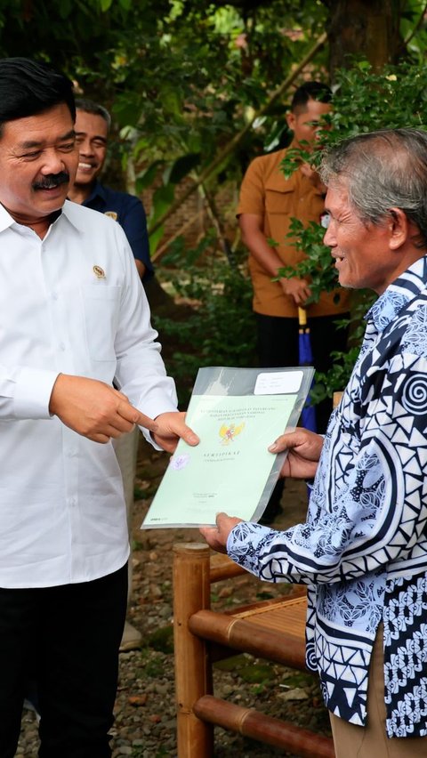 Serahkan 205 Sertifikat Tanah di Sleman, Menteri ATR: Harga Tanah Naik 3 Kali Lipat