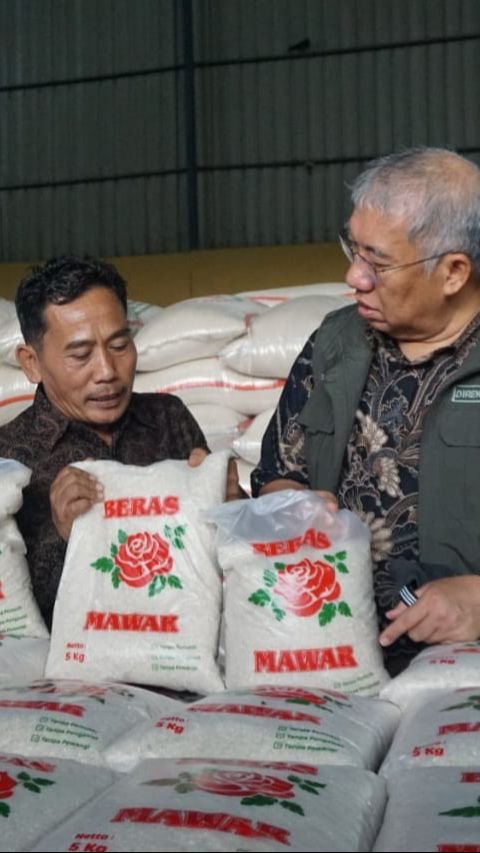 Bulog 'Banjiri' Pasar Johar Karawang dengan SPHP, Sebut Harga Beras Turun