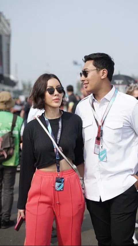 Dikenal sebagai pasangan yang kaya dan sukses, Darma dan Patricia kerap tampil dengan fashion yang senada dalam berbagai kesempatan.