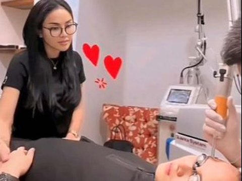 Stickier! Nikita Mirzani Accompanies Prabowo's Personal Assistant for Beauty Treatment at the Beauty Clinic