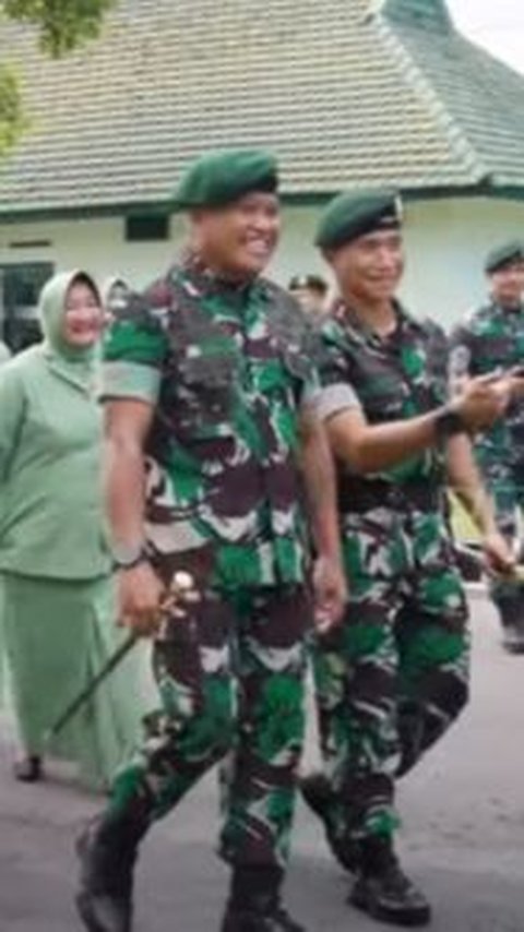 Aksi Kejutan Jenderal TNI Pemilik Pasukan Baret Hijau, Cek Kamar & Masuk Dapur Prajurit <br>