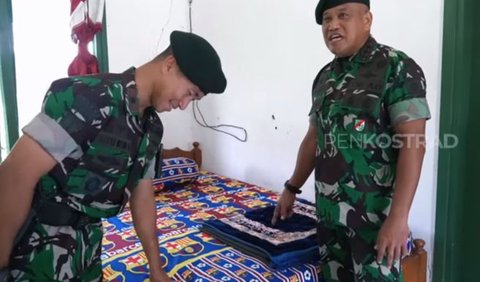 Melihat tempat tidur salah satu prajurit, sang jenderal pun melempar celoteh.