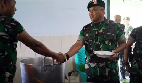 Tak berselang lama, Saleh langsung memberi pujian. Di hadapan sang juru masak, dia bersalaman hingga mengutarakan bakal buka warung bersama.