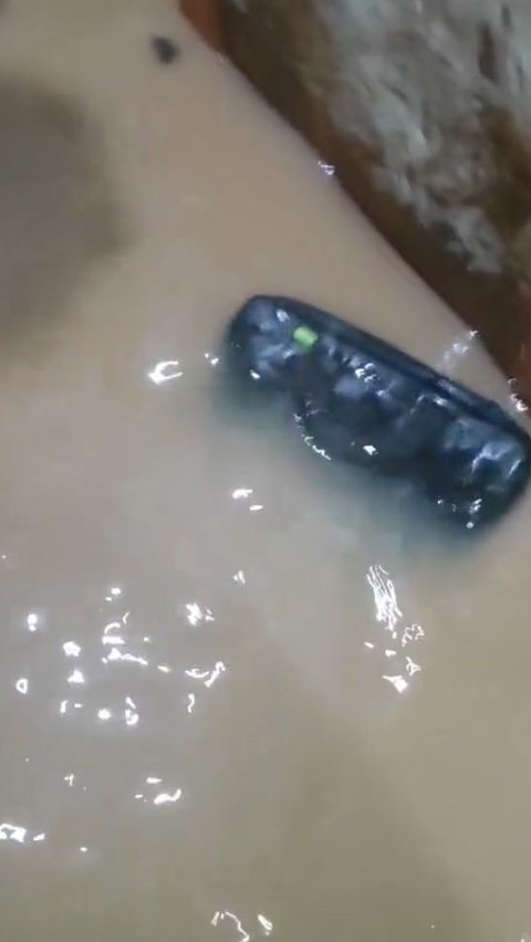 <b>Momen Wanita Histeris saat Kondisi Banjir, Panik Lihat Laptop dan Ijazahnya Terendam</b><br>