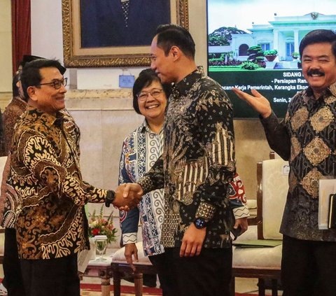 Menteri ATR/BPN Agus Harimurti Yudhoyono hadir mengikuti sidang perdana Kabinet Paripurna yang digelar Presiden Joko Widodo (Jokowi) di Istana Negara, Jakarta, Senin (26/2/2024). Foto: Istimewa / merdeka.com