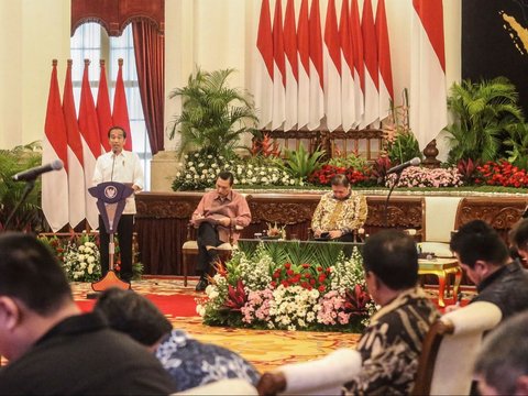 FOTO: Momen Jabat Tangan AHY dan Moeldoko di Sidang Kabinet, Para Menteri Tertawa