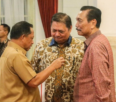 FOTO: Momen Jabat Tangan AHY dan Moeldoko di Sidang Kabinet, Para Menteri Tertawa