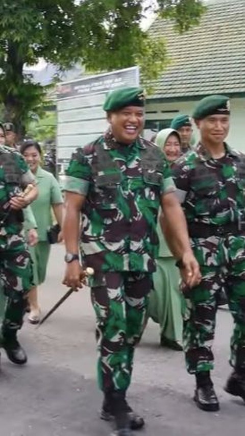 Lidah Pangkostrad TNI AD Dimanjakan Rawon Spesial Buatan Prajurit: Buka Warung Kita Ya<br>