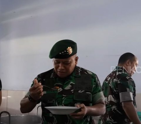 Lidah Pangkostrad TNI AD Dimanjakan Rawon Spesial Buatan Prajurit: Buka Warung Kita Ya