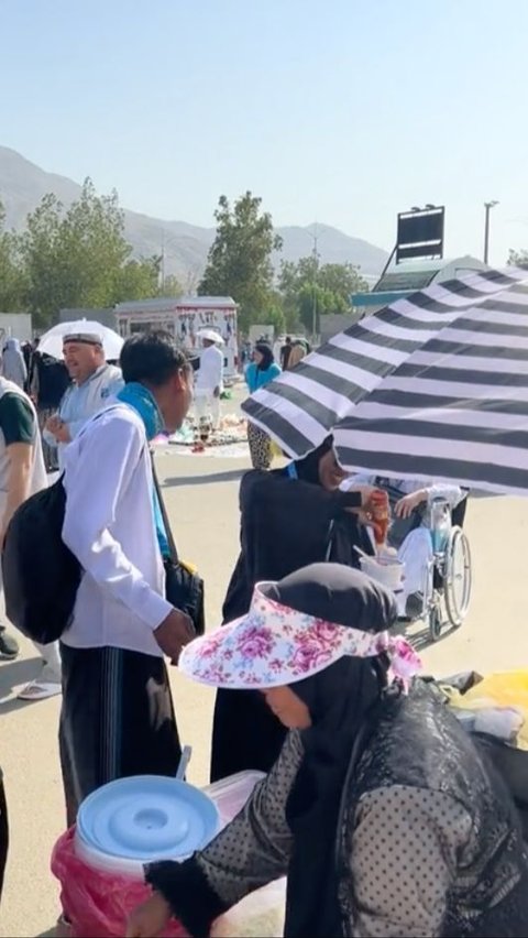 <b>Pakai Logat Madura, Begini Momen Emak-emak Jualan Bakso Kaki Lima di Makkah</b>