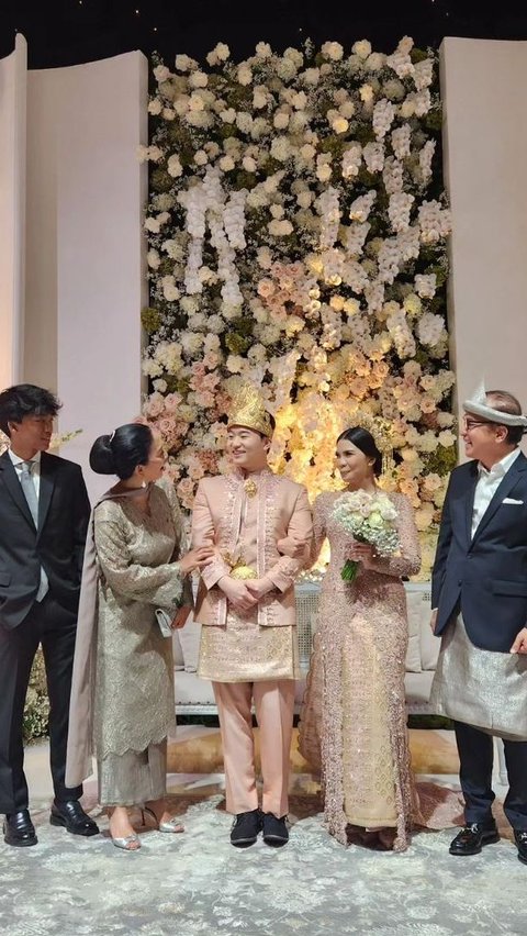 Pada malam itu, pasangan pengantin terlihat sangat bahagia.