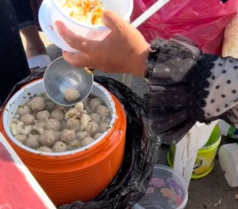 Pakai Logat Madura, Begini Momen Emak-emak Jualan Bakso Kaki Lima di Makkah