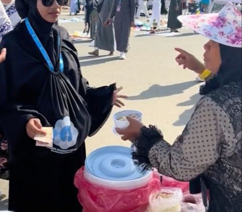 Pakai Logat Madura, Begini Momen Emak-emak Jualan Bakso Kaki Lima di Makkah