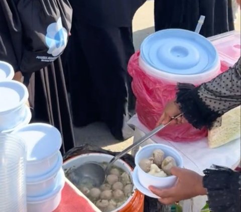 Pakai Logat Madura, Begini Momen Emak-emak Jualan Bakso Kaki Lima di Makkah