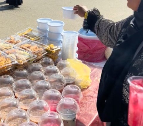 Pakai Logat Madura, Begini Momen Emak-emak Jualan Bakso Kaki Lima di Makkah