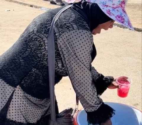 Pakai Logat Madura, Begini Momen Emak-emak Jualan Bakso Kaki Lima di Makkah